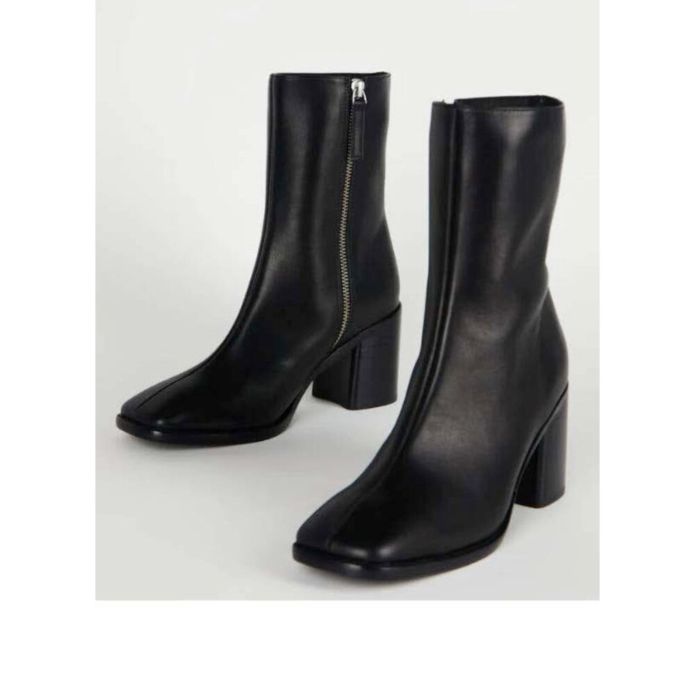 INTENTIONALLY BLANK Contour Boots